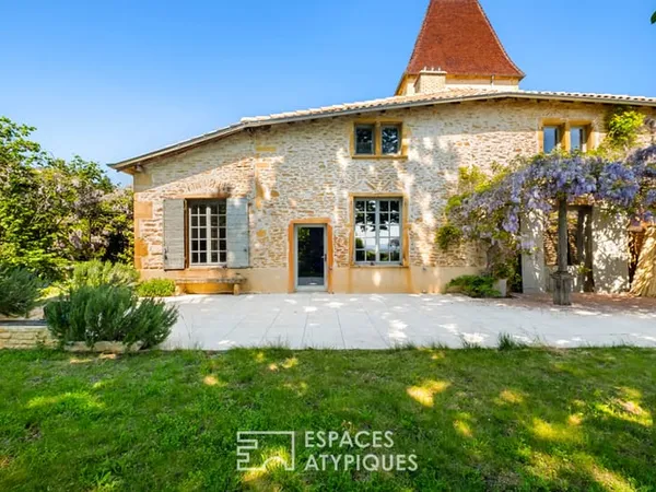 Maison en pierres dorées du XVIIème siècle dans un château avec vue Mont-Blanc