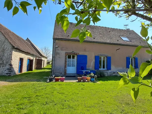 Belle maison ancienne avec ses dépendances