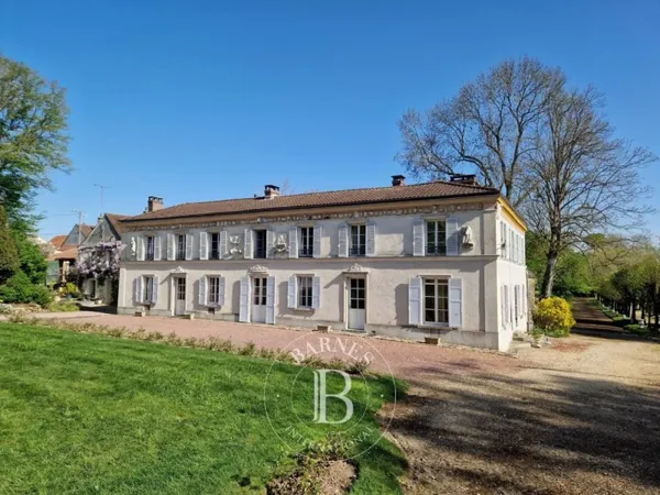 Domont (95) - Château d'Ombreval - Espace équestre - Court de te