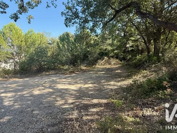Terrain 680 m²