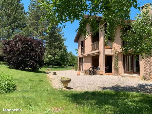 Maison indépendante sur parc arboré