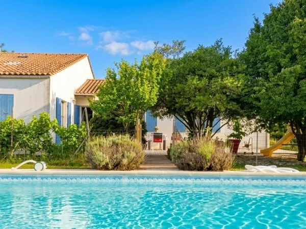 Maison 155 m², piscine, vie de plain pied au calme