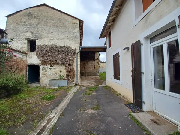 Maison avec dépendances en pierres, cour et jardin