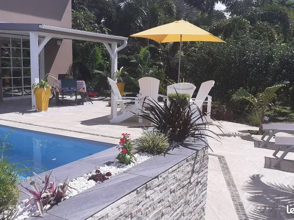 Grand t2 avec piscine charges comprises