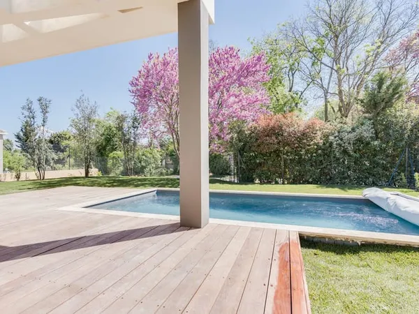 VILLA NEUVE LIVREE: T5 avec jardin et piscine -Frais de notaire réduit