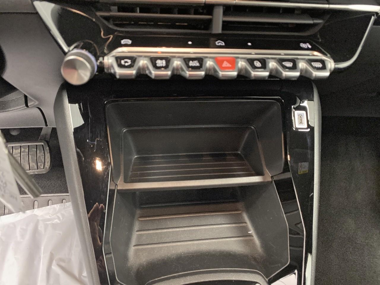 Peugeot 2008 hybrid 136 e-dcs6 style — photo 15