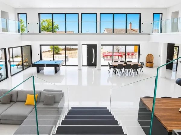 Villa unique avec piscine intérieure et porte historique