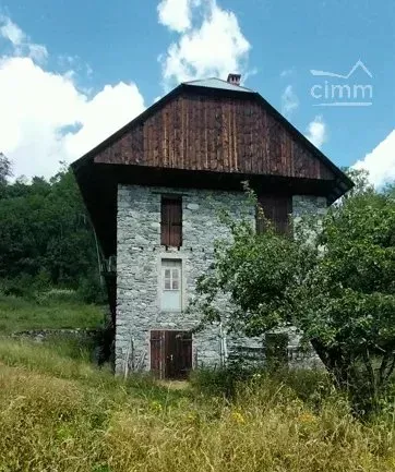 Maison à rénover avec sous-sol, grange et terrain