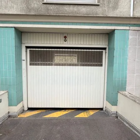Garage fermé en sous-sol accès sécurisé
