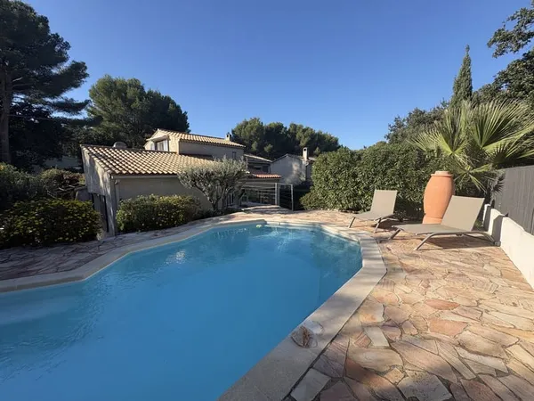 VILLA 3 CHAMBRES + GARAGE + PISCINE
