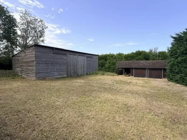 Secteur AUTHEUIL AUTHOUILLET. Bâtiment de 120 m² + double garage