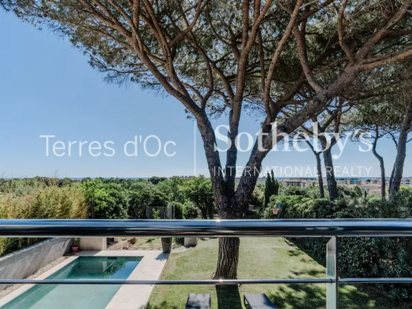 Propriété avec vue mer, piscine et jardin arboré