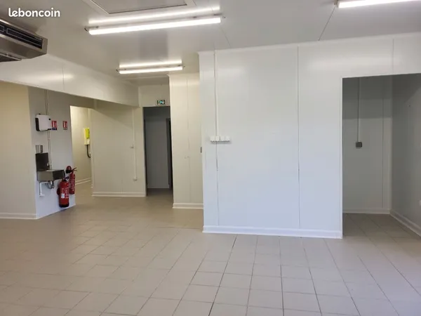 Local 150 m² équipés en laboratoire