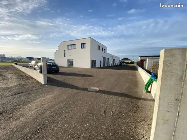 Depôt local 2 entrepôts avec bureau et accès PMR batiment neuf
