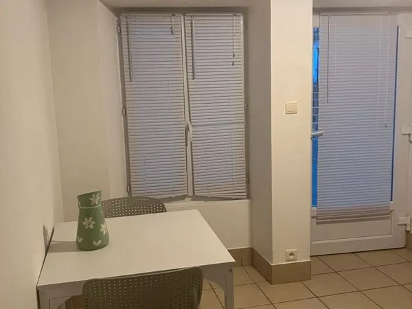 Petit appartement meublé de deux pièces à louer