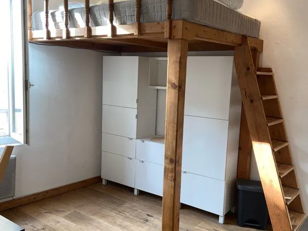 Studio mezzanine intra muros à louer