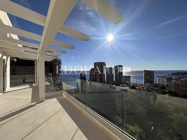 Superbe quatre pièces soigneusement rénové avec vastes terrasses, jardin, vue mer panoramique et par