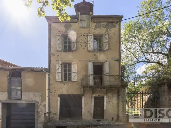 Charmante maison de village à rénover sur une belle place à Laguépie.