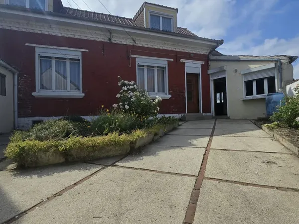 Maison semi-individuelle avec jardin