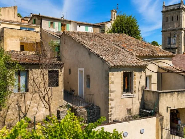 Charmante maison de village rénovée avec jardin, terrasse, grand garage et caves voûtées