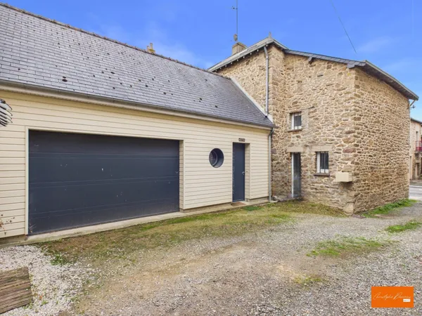 Maison rénovée avec jardin et garage à Commer