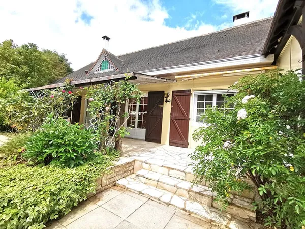 Jolie maison traditionnelle et maison d'amis avec piscine chauffée proche Forêt Orgerus
