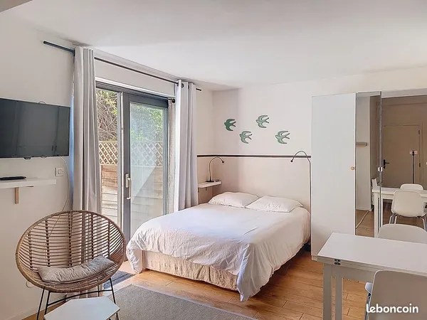 A LOUER - STUDIO MEUBLÉ AVEC TERRASSE - 1er ETAGE - VIEUX LILLE - PROVISION ELECTRICITE INCLUSE