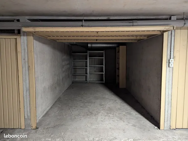 Location Garage box fermé 13m2