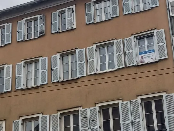 Particulier vend T3/T4 75m Place d'Aine