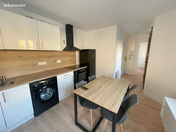 F2 meublé dans petit immeuble calme