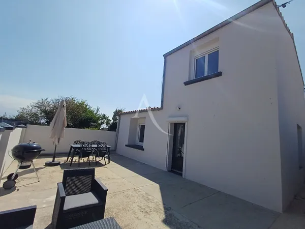 MAISON RÉNOVÉE À 10 MINUTES DE LA MER AVEC COUR ET STATIONNEMENT