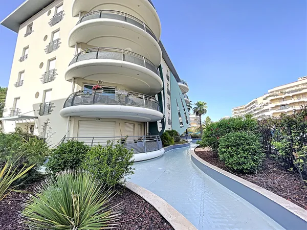 FREJUS PLAGE - T4 dernier étage avec aperçus mer et double garage