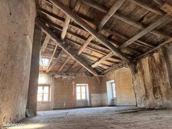 Champeix centre -Ensemble à rénover sur 3 niveaux - Environ 140 m² -
