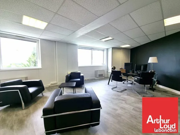 Bureaux 139 m² CHASSENEUIL DU POITOU