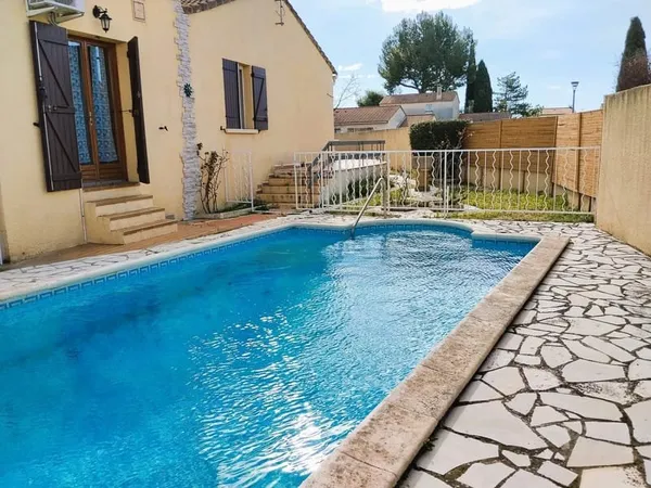 Maison à fort potentiel avec dépendance et piscine - Marguerittes centre à pied