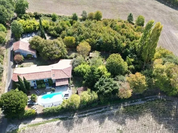 Fabuleuse maison individuelle de caractère en pierre avec piscine