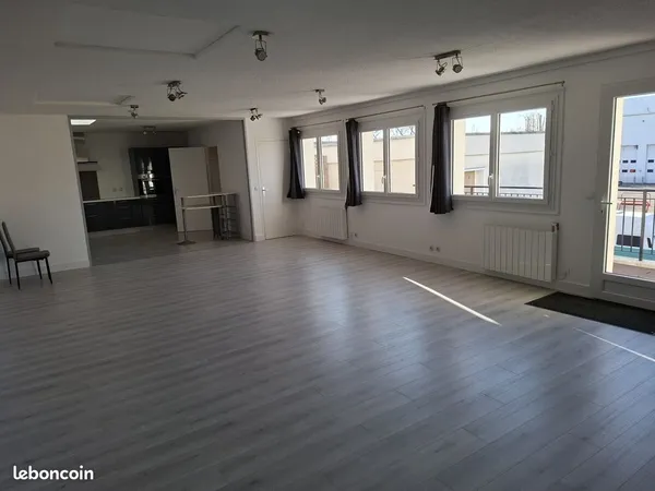 Appartement de 95m2 dans une zone industrielle au-dessus d'une carrosserie