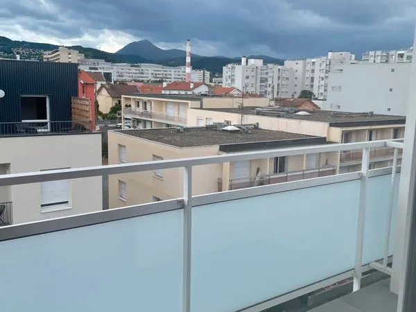 Studio avec balcon