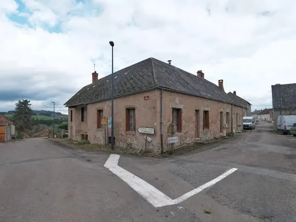Maison spacieuse avec grande grange à vendre à Roussillon en Mor