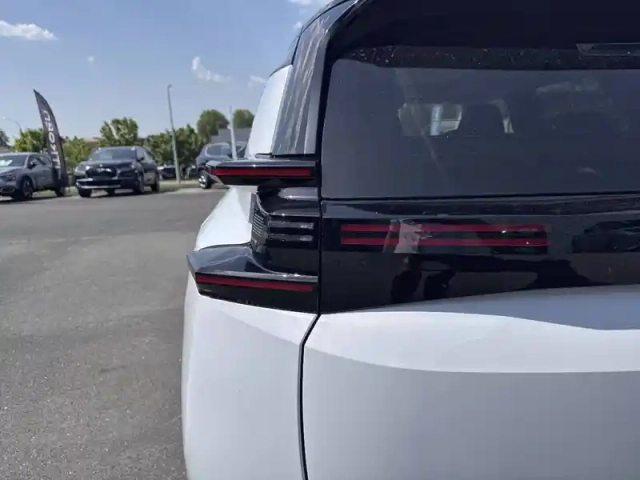 Citroën C5 Aircross hybride rechargeable 195 ch e-eat7 — photo 17