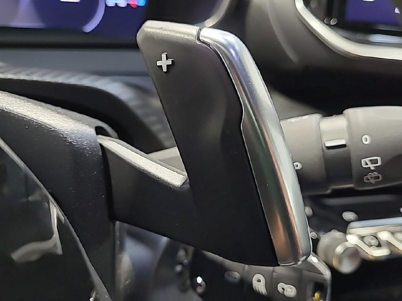 Peugeot 2008 hybrid 145 ch e-dcs6 allure — photo 26