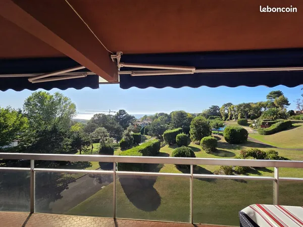 A louer à l'année T1 bis meublé de 32,46 m² avec vue exceptionnelle sur parc, piscine et océan