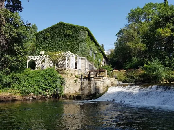 Magnifique moulin dans un parc