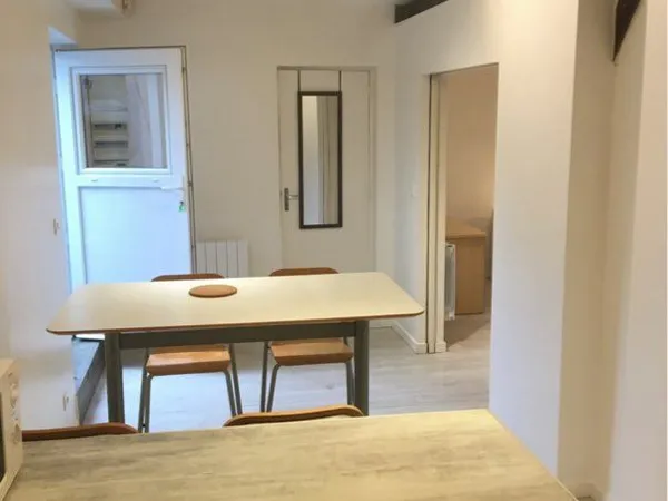 Logement F1bis chambre terrasse proche commerce et écoles