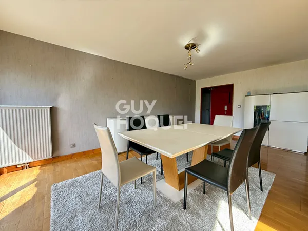 Dernier étage avec vue dégagée pour cet appartement familial