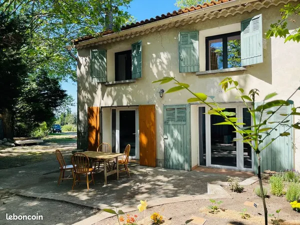 Bâtisse ancienne rénovée avec grand espace de vie et appartement