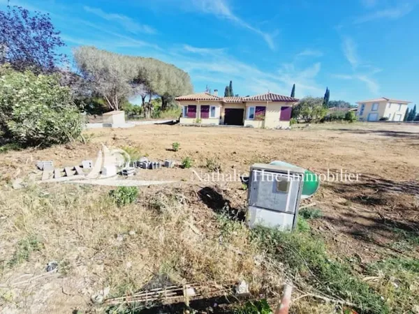 Terrain 705 m²