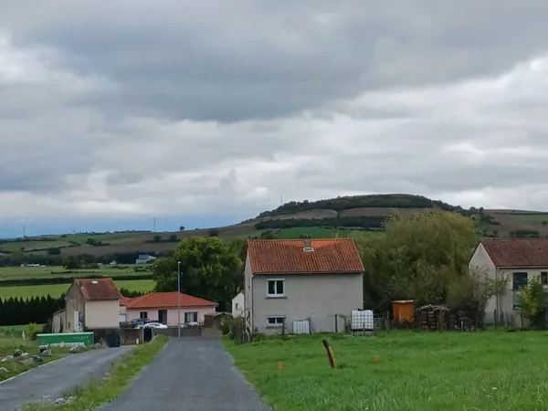 Terrain à bâtir de 600 m² à COMBRONDE (63)