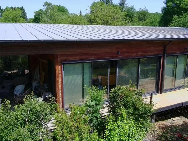Belle maison écologique en pleine nature