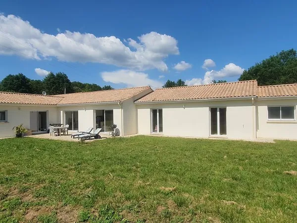 Maison récente 8 pièces de 211 M2 sur terrain de 3140 M2 - Archignac 24590
